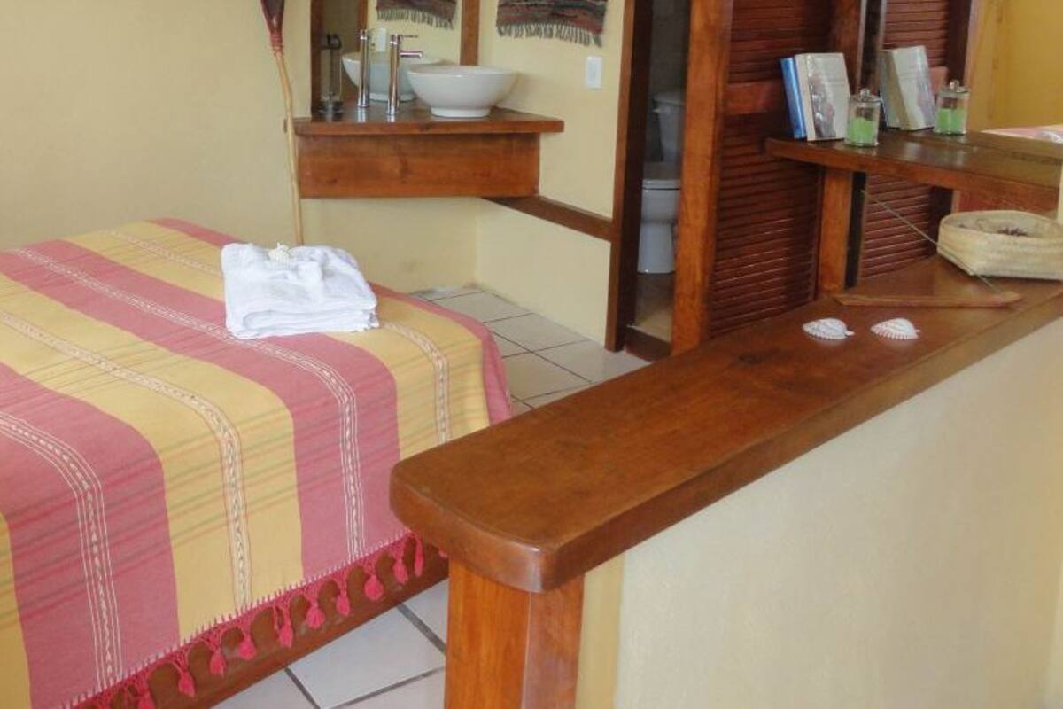 Habitación doble económica, 1 cama matrimonial | Caja de seguridad en la habitación y tabla de planchar con plancha 