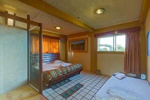Chambre Double, vue partielle sur la mer