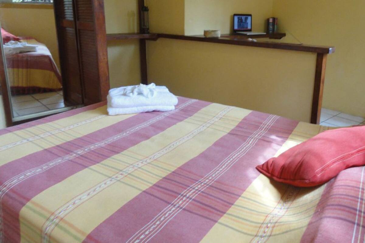 Habitación doble, 1 cama matrimonial | Caja de seguridad en la habitación y tabla de planchar con plancha 