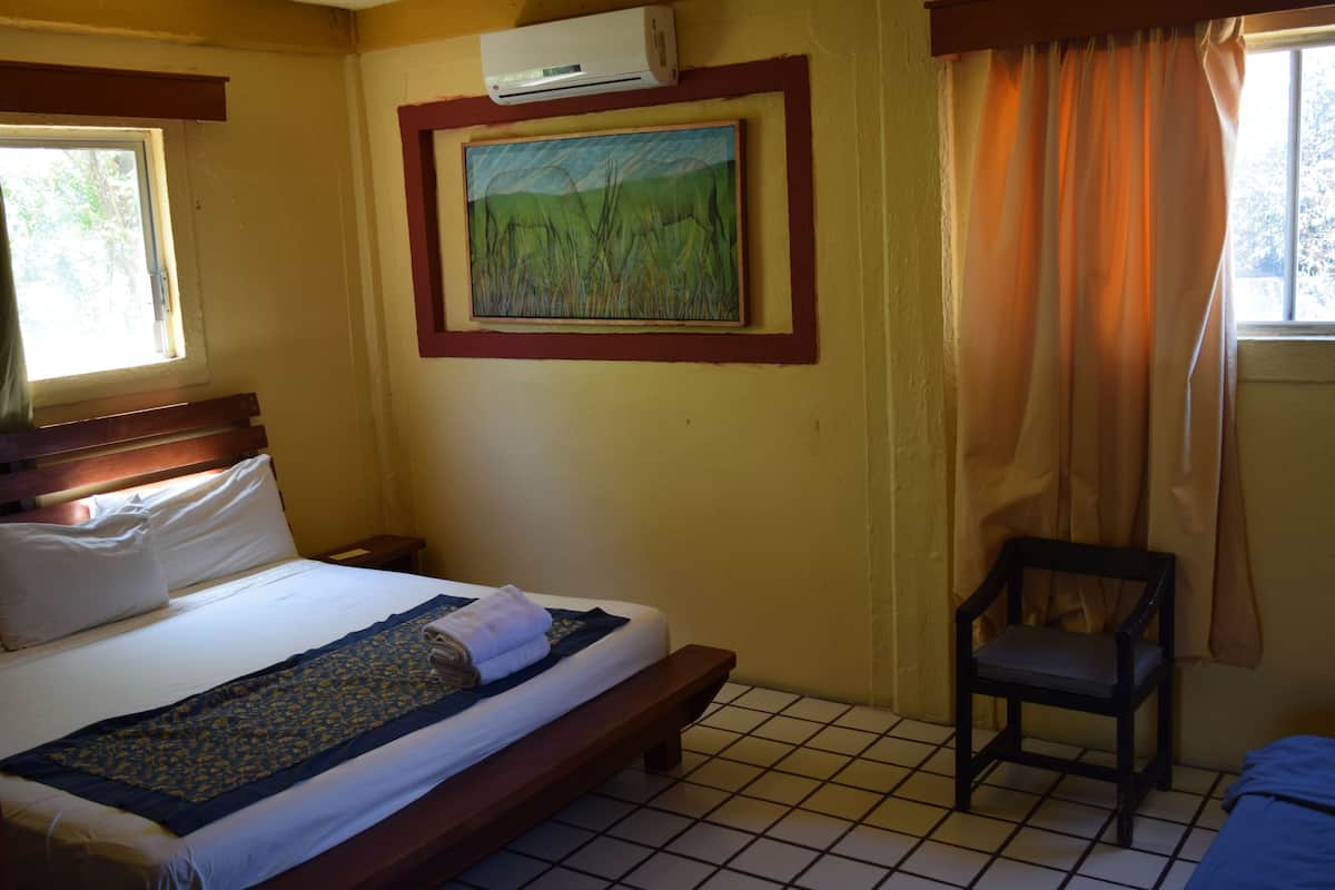 Suite, 1 cama King size, vista parcial al mar | Caja de seguridad en la habitación y tabla de planchar con plancha 