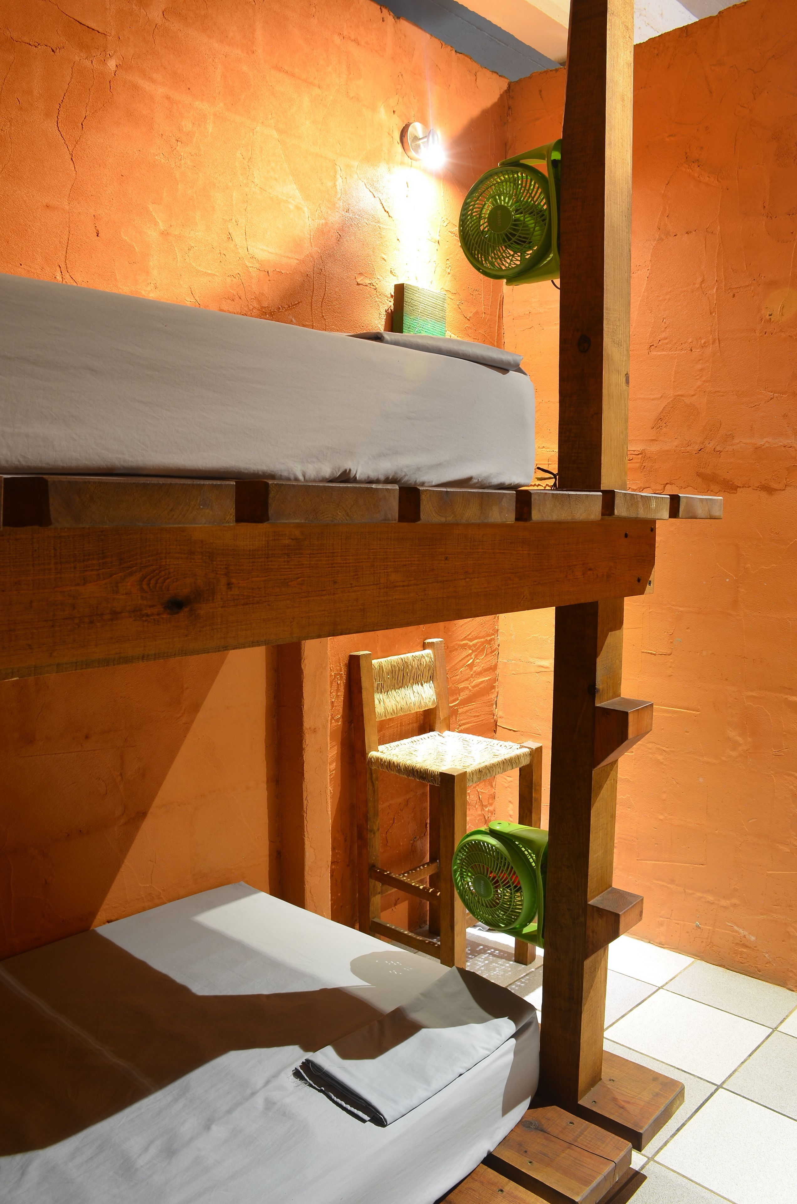 خزنة داخل الغرفة وملاءات أسرّة