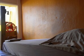Dormitorio con banos del jardin