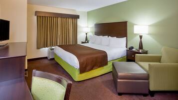 Luxe beddengoed, een bureau, een laptopwerkplek