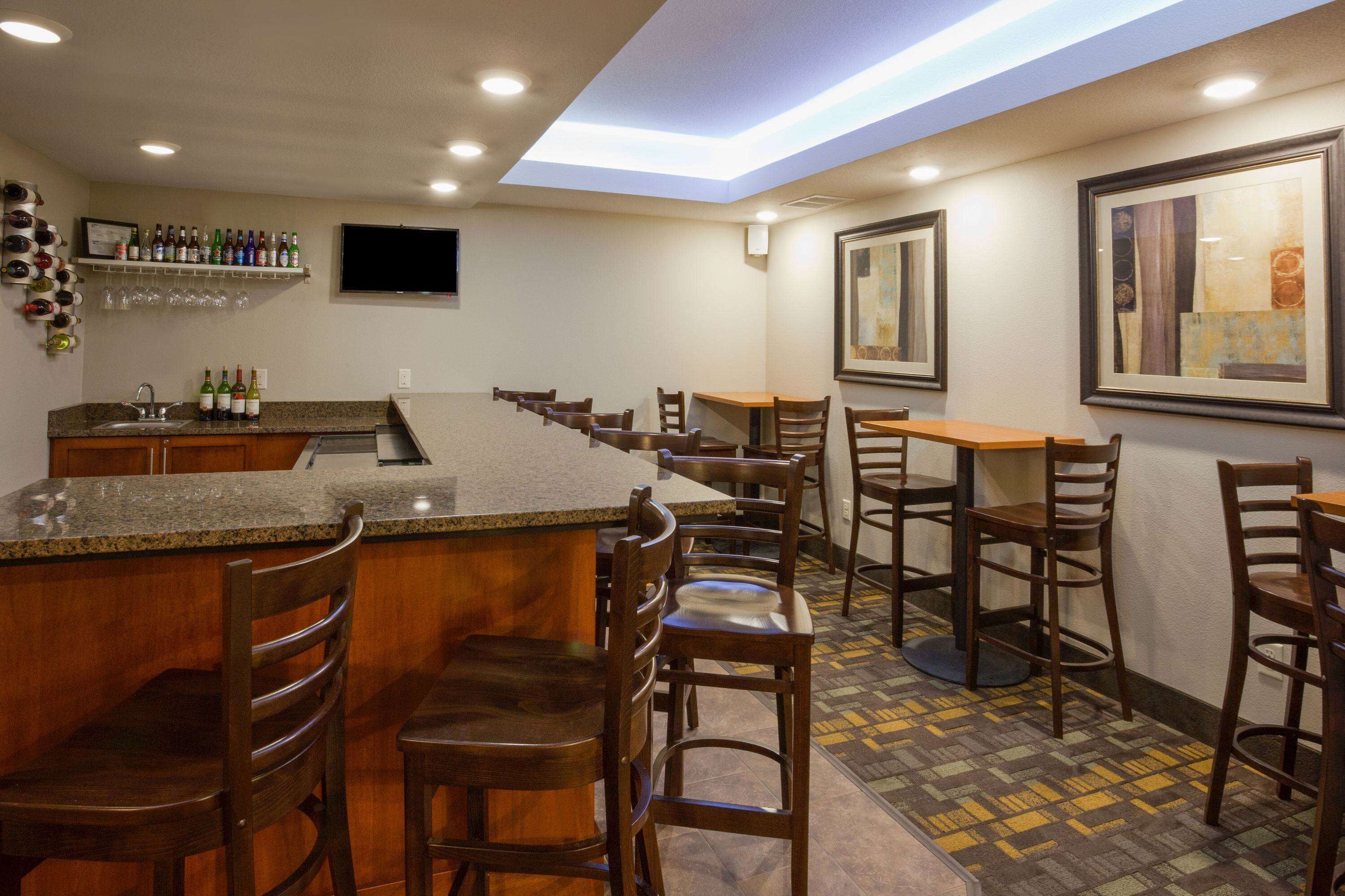 Serves lunch, dinner and happy hour