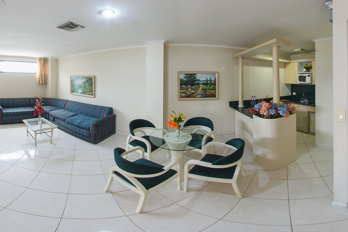 Premium-Apartment, 2 Schlafzimmer, eigenes Bad, Stadtblick | Wohnbereich