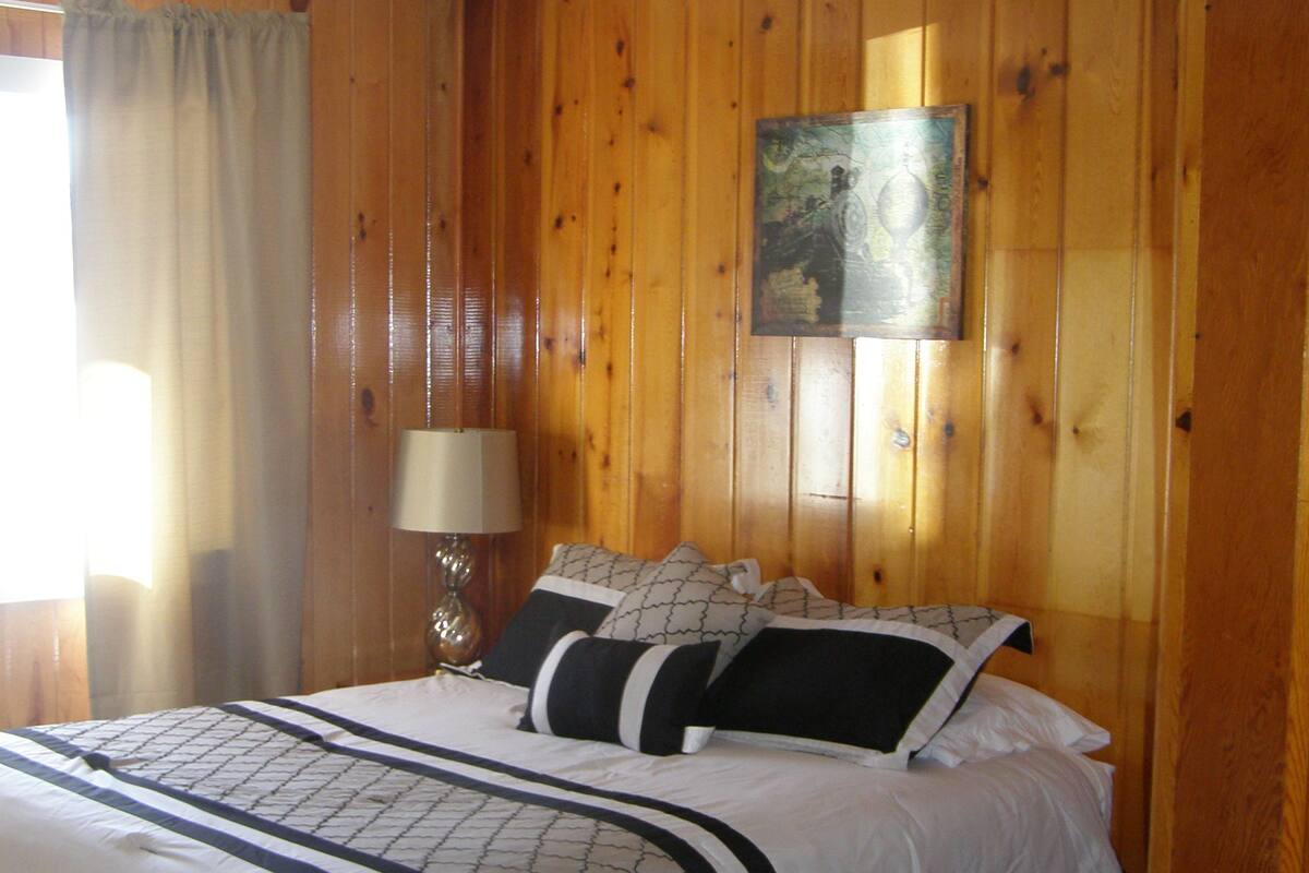 Quarto solteiro, 1 cama Queen | Escrivaninha, camas extras/dobráveis (sobretaxa), Wi-Fi de cortesia