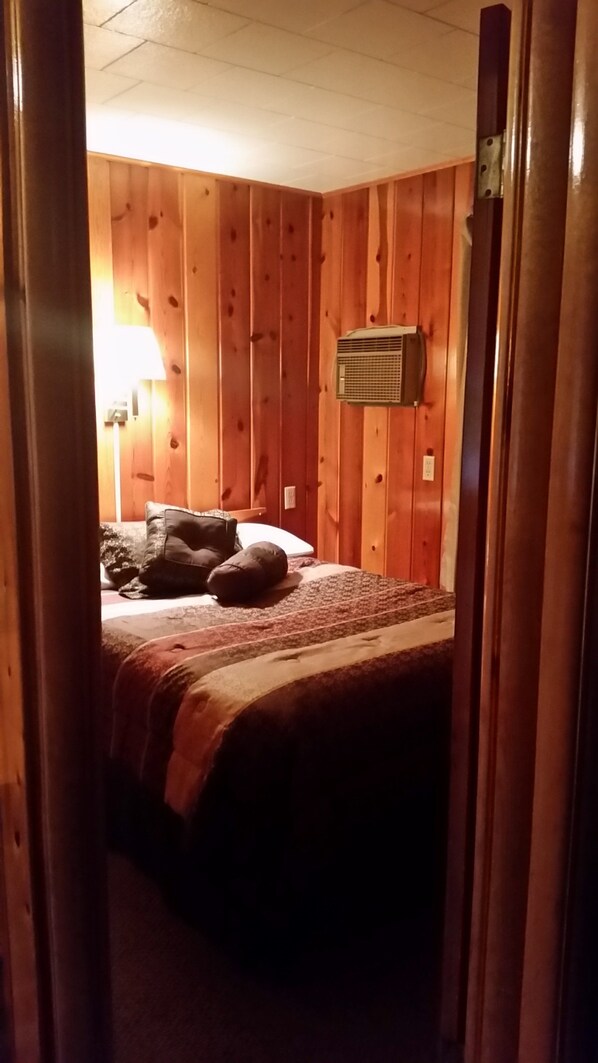 Quarto solteiro, 1 cama Queen | Escrivaninha, camas extras/dobráveis (sobretaxa), Wi-Fi de cortesia