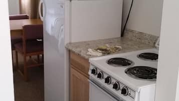 Single Room, 1 Queen Bed | Private kitchenette | Fridge, microwave