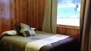 Single Room, 1 Queen Bed | Desk, rollaway beds, free WiFi, bed sheets