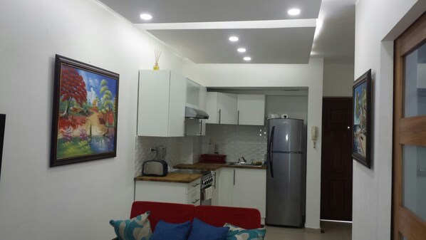 Sea View State | Private kitchen | Fridge, microwave, cookware/dishes/utensils - Ocean View Apartments (Santo Domingo)