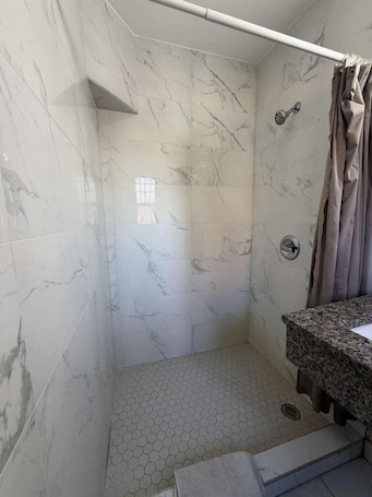 Free toiletries, hair dryer. Regency Inn Daytona Beach Near Airport