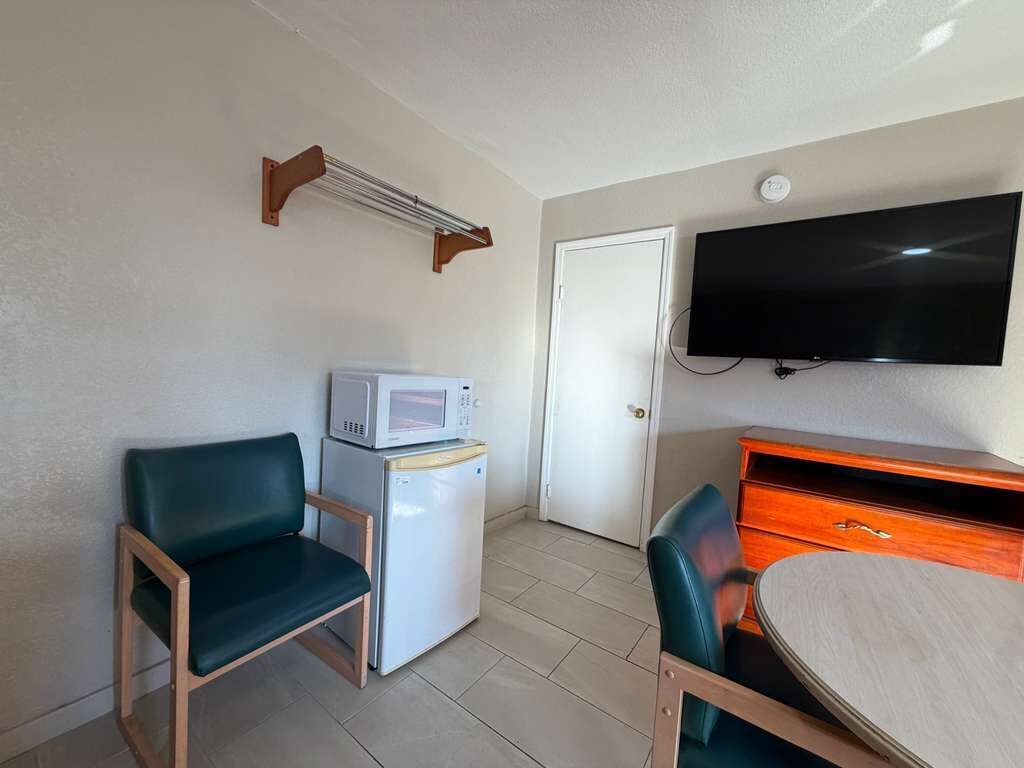 Rom, ikke-røyk (3 Queen Beds) | Skrivebord, strykejern/-brett, wi-fi (inkludert) og sengetøy