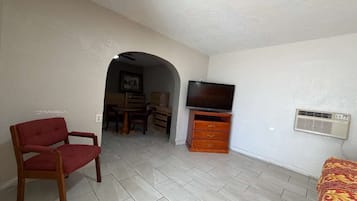 Escritorio, tabla de planchar con plancha, wifi gratis y ropa de cama