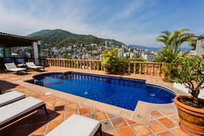 3 outdoor pools, pool loungers