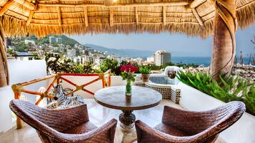 Royal Suite Celestial, 1 Queen Bed, Terrace, Bay View | Terraza o patio