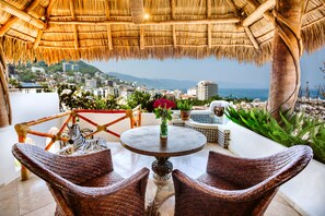 Royal Suite Celestial, 1 Queen Bed, Terrace, Bay View | Hiên