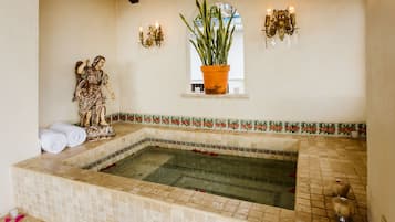 Presidential Suite San Miguel, 1 King Bed, Terrace, Ocean View | バスルーム | シャワー付き浴槽、デザイナーバスアメニティ、ヘアドライヤー、バスローブ