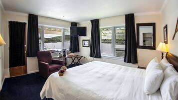 Premium bedding, desk, iron/ironing board, free cots/infant beds