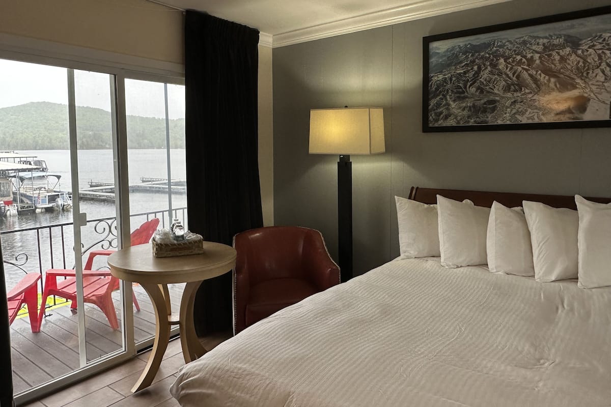 Superior Room, 2 Katil Ratu (Queen), Balcony, Lake View | Peralatan tempat tidur premium, meja, seterika/papan seterika