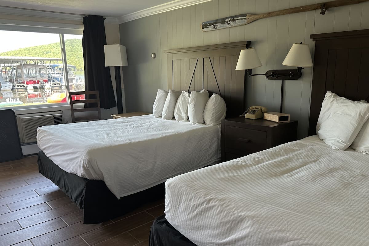 Deluxe Double Room, 2 Katil Kelamin (Double), Lake View, Lakeside | Peralatan tempat tidur premium, meja, seterika/papan seterika