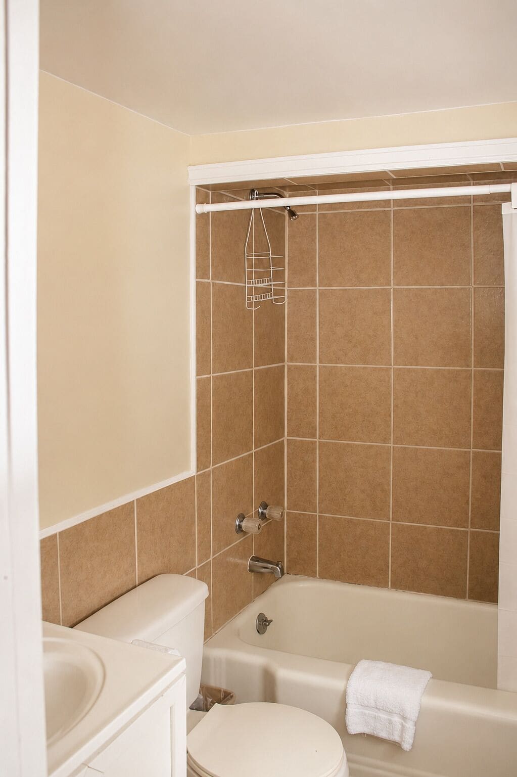 A bathroom with a bathtub, toilet, and sink.