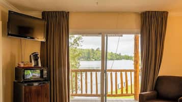 Suite Premier, 1 Tempat Tidur Queen, pemandangan danau, tepi danau | Seprai premium, meja kerja, dan setrika/meja setrika