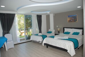 Superior-Dreibettzimmer | Zimmersafe, schallisolierte Zimmer, Bügeleisen/Bügelbrett