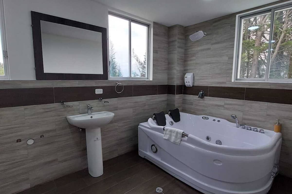 superior suite, hot tub | bathroom | free toiletries, hair dryer, towels