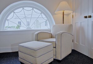 Habitación Premier, 1 cama King size | Escritorio, tabla de planchar con plancha y cunas gratuitas