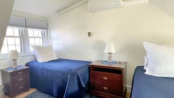 Ein Hotelzimmer mit Bett, Nachttisch, Lampe und Beistelltisch.