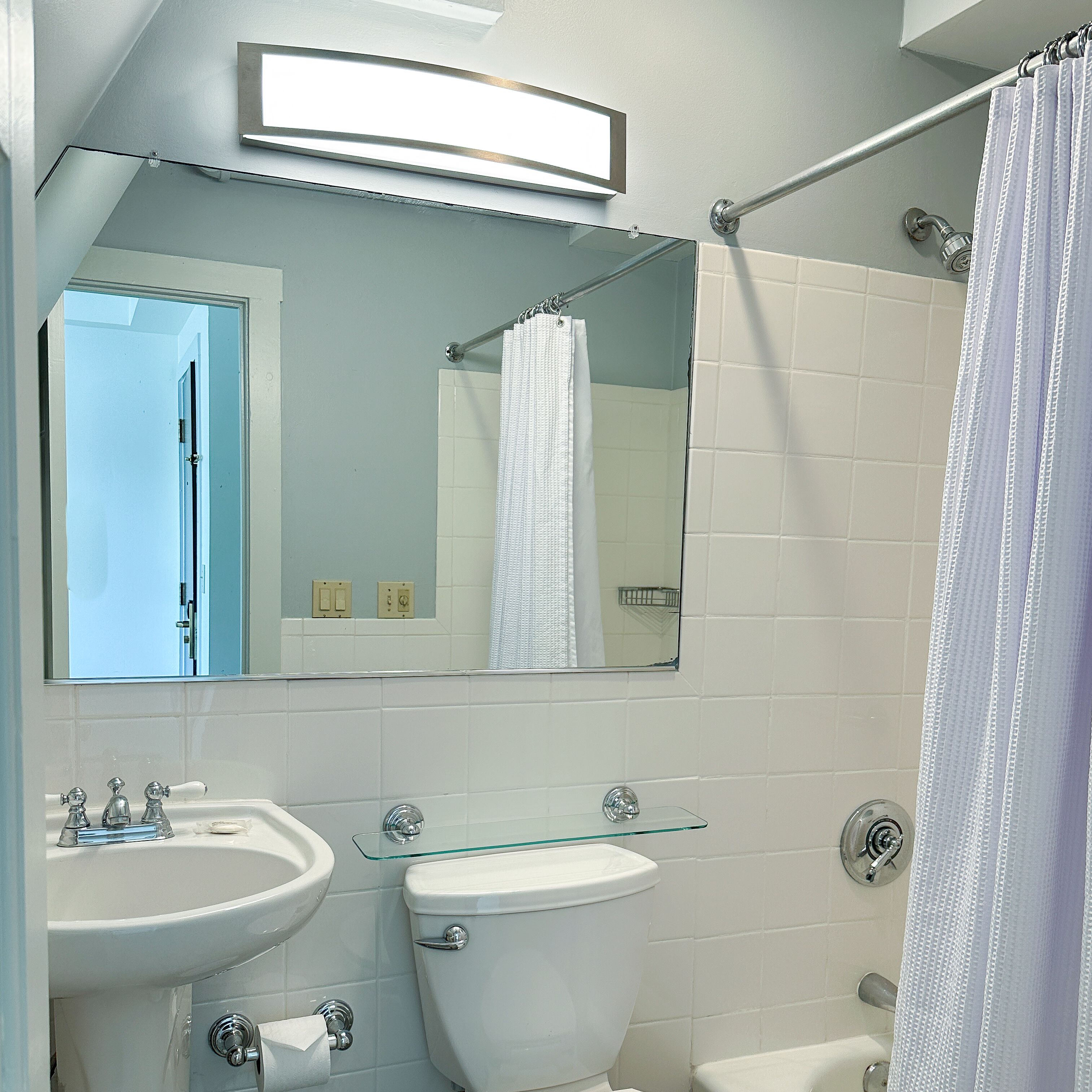 combined shower/bathtub, free toiletries, hair dryer, towels