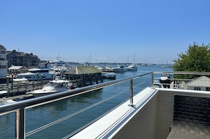 Waterfront Suite | Terrace/patio - Harborside Inn (Newport)