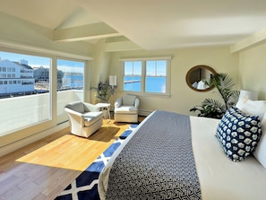 Suite Premier, 1 très grand lit, balcon, vue sur le port | 1 chambre, literie hypoallergénique