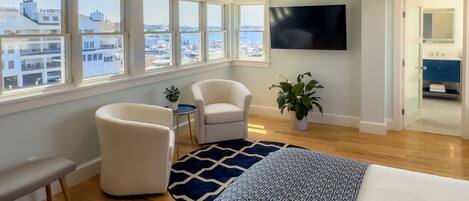 Premier Suite, 1 Katil Raja (King), Balcony, Harbour View | 1 bilik tidur, peralatan tempat tidur hipoalergenik