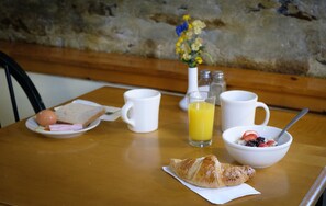 Tägliches inbegriffenes kontinentales Frühstück