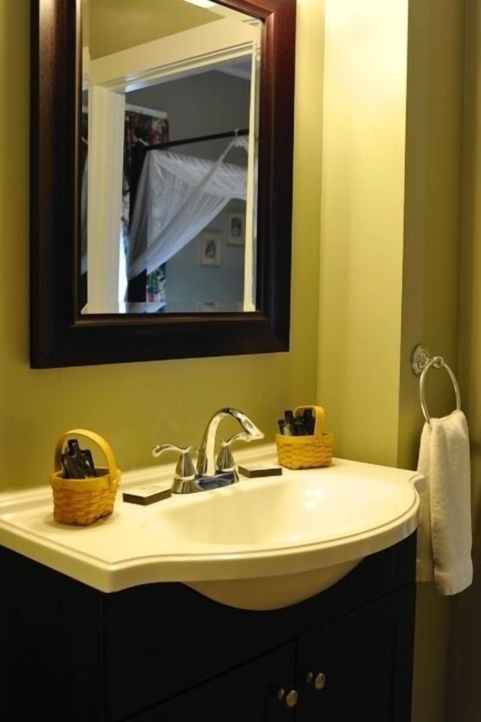 Une salle de bain avec un lavabo blanc, un miroir à cadre foncé et un panier jaune contenant des articles de toilette.