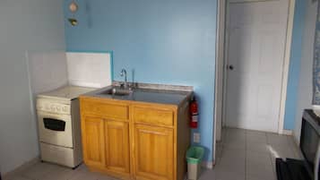 Lemari es besar, microwave, kompor, dan mesin pembuat kopi/teh