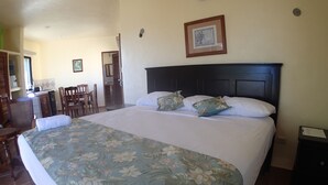 Una habitación de hotel con una cama grande, un escritorio y una silla.
