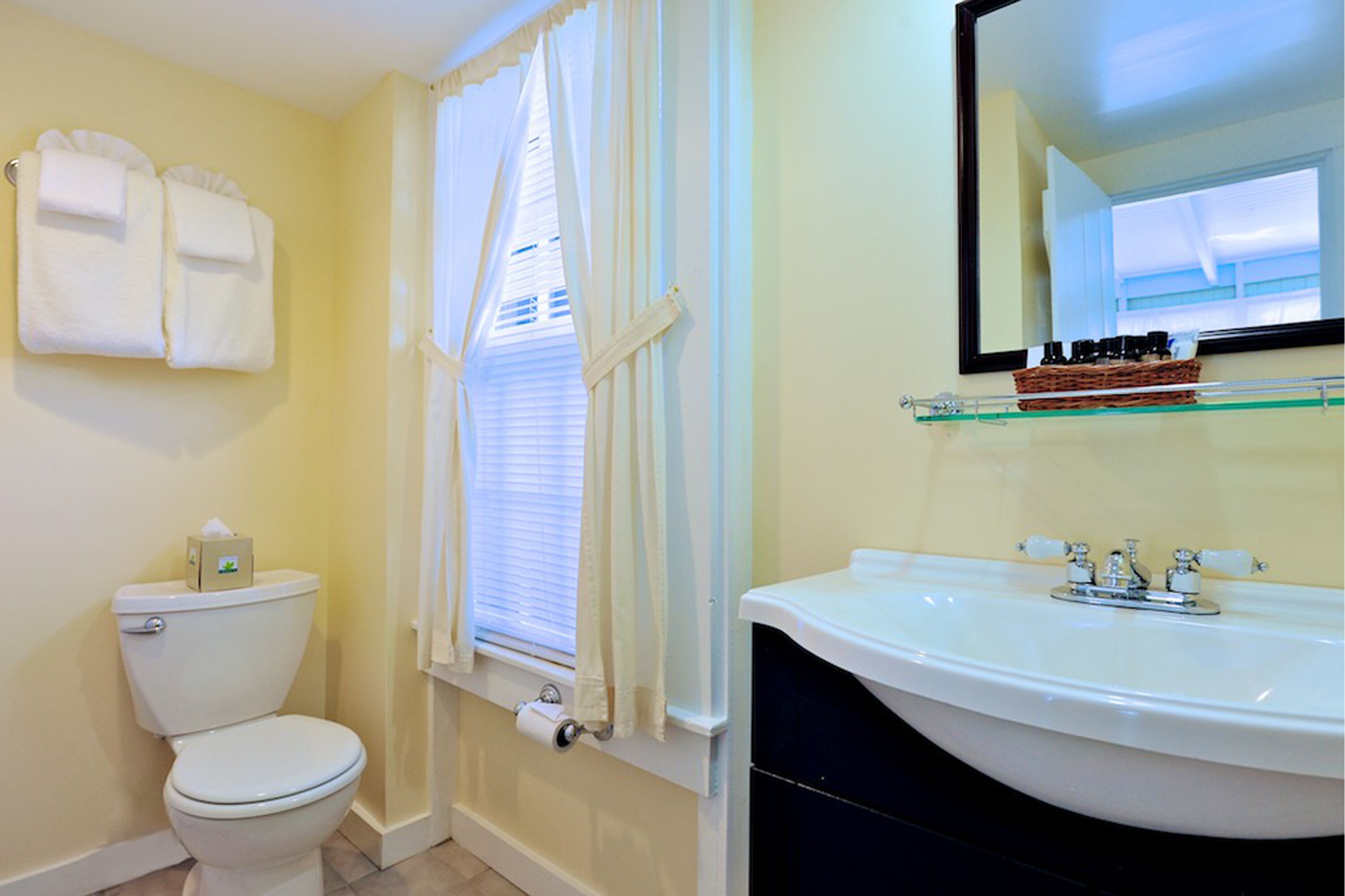 main house twin room  | bathroom | shower, free toiletries, hair dryer, towels