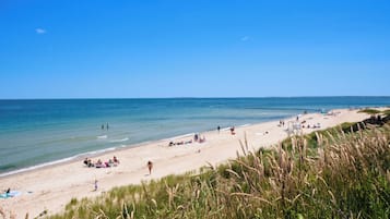 Playa en los alrededores y toallas de playa