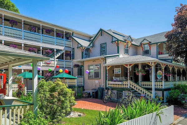 Pequot Hotel - Martha's Vineyard, MA
