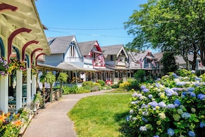 Exterior - Pequot Hotel (Oak Bluffs)