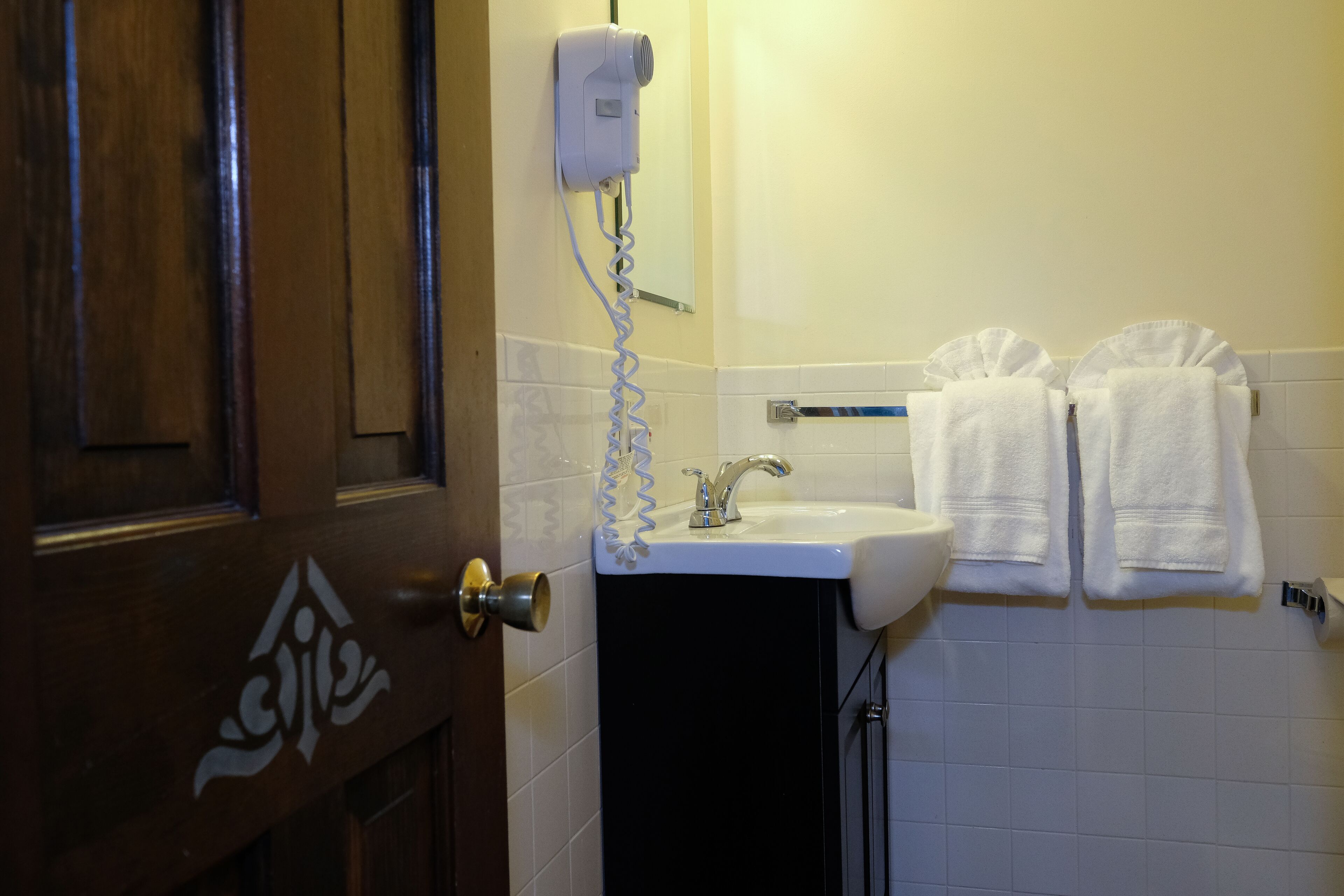 main house queen  | bathroom amenities | shower, free toiletries, hair dryer, towels