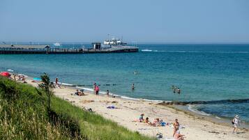 Playa en los alrededores y toallas de playa