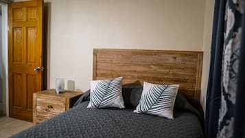 Classic-Zimmer, 2 Schlafzimmer, Terrasse, Erdgeschoss | 1 Schlafzimmer, individuell dekoriert, Bügeleisen/Bügelbrett