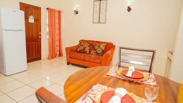 Deluxe Suite, 1 King Bed | Living area | Flat-screen TV