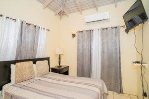 1 habitación, decoración personalizada y tabla de planchar con plancha 