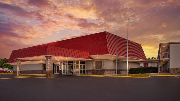 A building with a red roof and a covered entrance area. - Red Roof Inn Richmond, VA (Richmond)