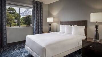 Skrivebord, blendingsgardiner og sengetøy