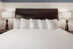 Escritorio, cortinas blackout y ropa de cama 